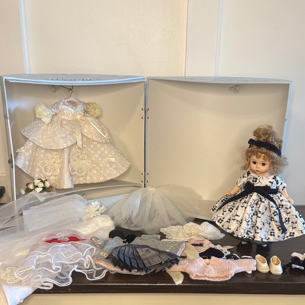 Vintage Madam Alexander Wendy’s Fabulous Fifties Trunk Set